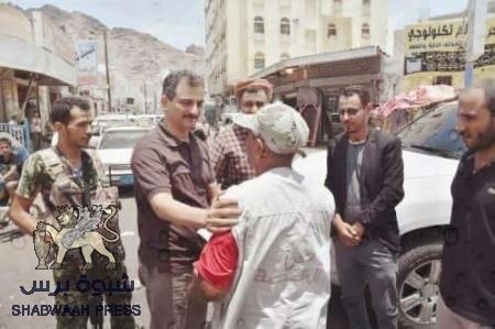 أمين عام الإنتقالي يتفقد مرافق خدمية وصحية بعدن ويكرم عددا من العمال