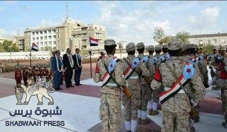 الرئيس الزُبيدي يضع إكليلا من الزهور على ضريح الشهيد الجنوبي (صور)