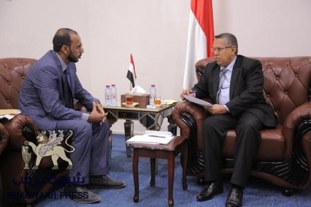 سياسي خليجي يتهم ‘‘بن دغر‘‘ بتسليح الجماعات الإرهابية في سقطرى