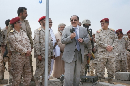 قائد عسكري في التحالف العربي يحذّر من خطورة نقل حزب الإصلاح مقاتليه من مأرب والعبر إلى عدن
