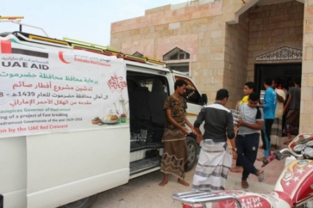 الهلال الأحمر الإماراتي يستمر في برامجه الرمضانية ويقدم وجبات الإفطار بمختلف مناطق حضرموت