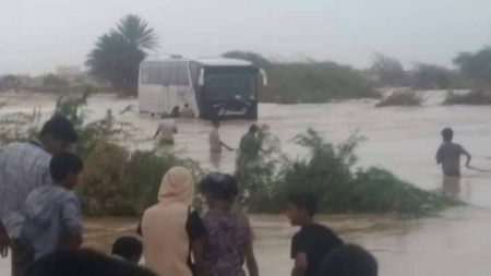 وفاة شخصين في غرق حافلة ركاب بأحد مجاري السيول بالمهرة