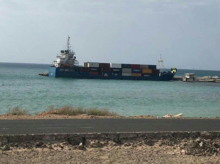وصول سفينة إغاثة إماراتية لميناء سقطرى لتخفيف من معانات أهالي من اعصار ميكونو
