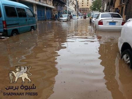 هطول أمطار غزيرة بعدن وتدفق السيول في شوارعها وانقطاع كلي للكهرباء