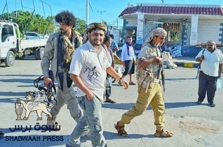 ضابط أمن موالي للشرعية يقود تظاهرة في عدن رفضا لمحاربة الإرهاب