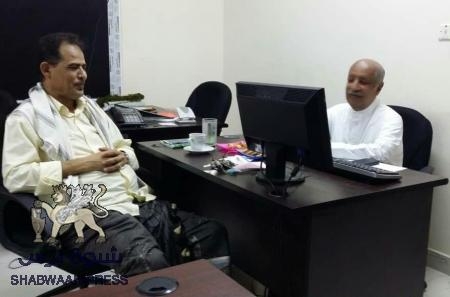 الشخصية الاجتماعية علوي البار يزور مؤسسة الصندوق الخيري للطلاب المتفوقين في عدن