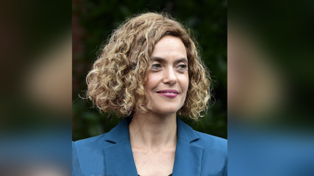 وزيرة إسبانية : مراجعة الدستور باتت ملحة لتخطي أزمة كتالونيا الإنفصالية