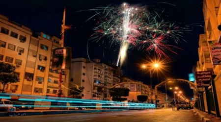 سماء عدن تتزين بالألعاب النارية في الذكرى الثالثة للتحرير