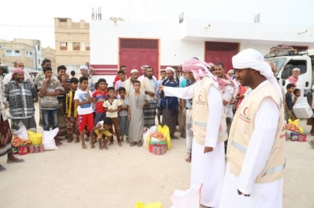 الهلال الأحمر الاماراتي يقدم مساعدات غذائية لأهالي غيل باوزير بحضرموت