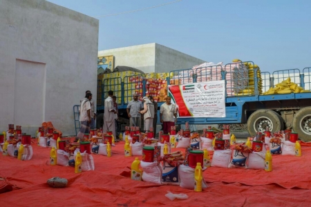 بتوجيهات بن زايد .. الهلال الاماراتي يوزع مساعدات غذائية رمضانية على أهالي الشحر بحضرموت