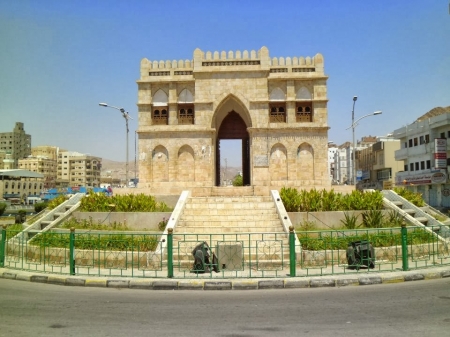 حضرموت أكبر من مصلحة شخصية حققها محافظ فاسد لبعض الأشخاص