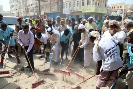الهلال الأحمر الإماراتي يطلق حملة لإزالة مخلفات السيول في المكلا