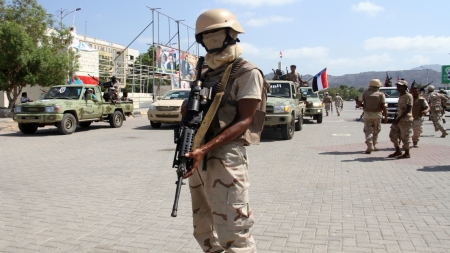 شحنة أسلحة قادمة من مأرب تفجر خلاف بين الحزام والداخلية بعدن