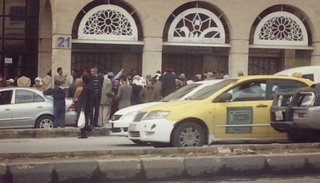 عاجل ....العشرات من مناصري الدبلوماسي اليمني يدخلون السفارة اليمنية في الاردن للمطالبة بحقوقه القبلية