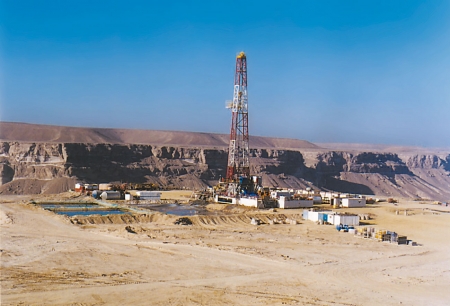 ناشطون حضارمة طالبوا بممارسة المزيد من الضغوط على حكومة بن دغر أو اللجوء إلى إيقاف عمليات الإنتاج