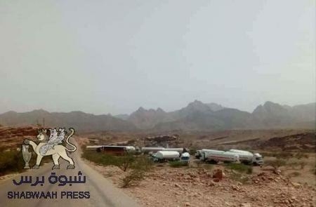 قبائل لقموش يقطعون طريق عدن ـ شبوه ردا على اعتقال ‘‘مهدي القميشي‘‘ في سجن هاشم الأحمر بمنفذ ‘‘الوديعة‘‘