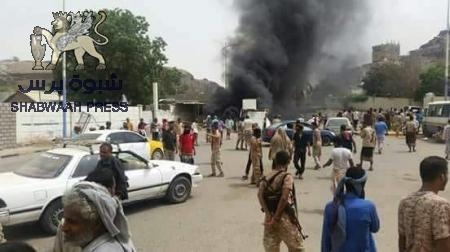 بسبب الاستقطاع من رواتبهم .. جنود الشرطة العسكرية يحتجون في العاصمة عدن