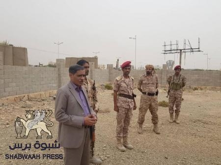 محافظ حضرموت يكرّم أفراد نقطة حلّة العسكرية لتسجيلهم موقف مشرّف ورفضهم للرشوة