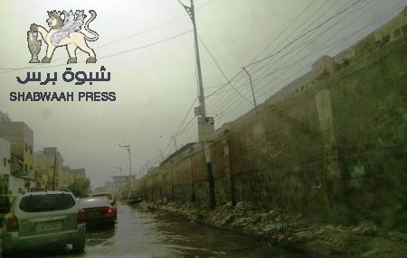 هكذا تعاقب الشرعية عدن ‘‘المنصورة والمعلا ‘‘ تغرقان بفيضانات الصرف الصحي