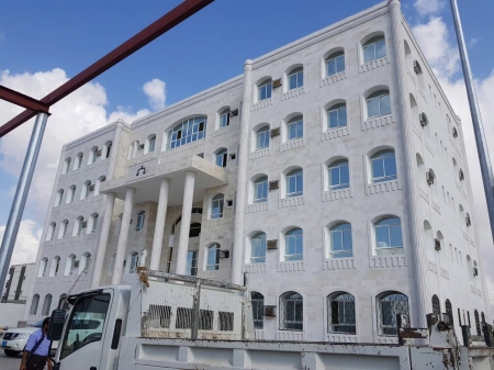 بلاغ للنائب العام : موظفون في الخارجية اليمنية ينهبون المواطن والمال العام ..