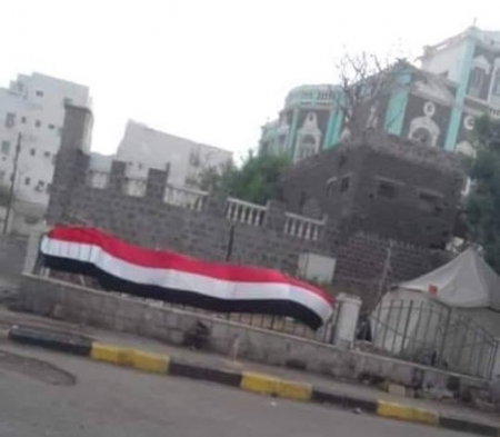 الشرعية تستفز أبناء الجنوب وترفع علم اليمن في كريتر بحماية كتيبة عسكرية
