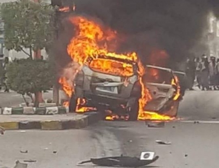 انفجار سيارة بالشارع الرئيسي بمدينة المعلا بعدن وخروج رجل منها قبل الإنفجار