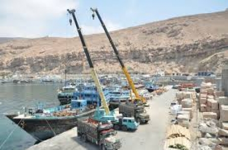 اضراب شامل ومفتوح عن العمل في ميناء المكلا ، واللجنة النقابية تحمل وزير النقل تبعاته