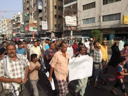 بعد انهيار العملة.. الشعب الجنوبي ينتفض ضد حكومة بن دغر الفاسدة