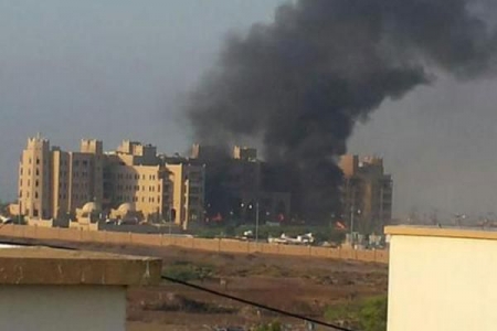 الأجهزة الأمنية تفكك عبوات ناسفة وضعت أمام فندق القصر طريق البريقه