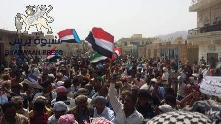 أبناء سقطرى ينتفضون ضد حزب الاصلاح ويطالبون بإيقاف عبث المحافظ