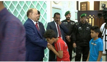 إلتقاط صورة مع هادي ليست مجانا.. بل بألف ريال سعودي