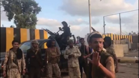 جنود الحماية الرئاسية يطلقون الرصاص على جرحى تظاهروا أمام بوابة معاشيق