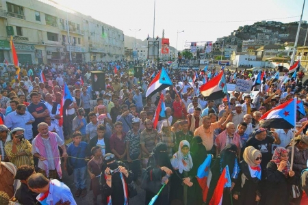غضب الجنوب يمتد الى معاشيق..الاف الجنوبيين على بعد امتار من قصر هادي يهتفون ‘‘لا شرعية بعد اليوم‘‘