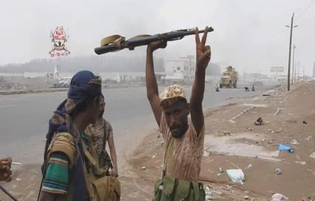 قوات العمالقة تمشط كورنيش الحديدة وتتوغل باتجاه الجامعة