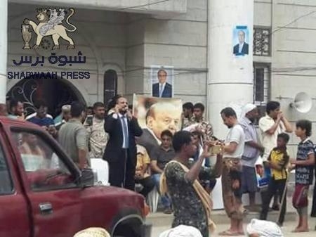 فخامة الرئيس : لماذا يصرون على احتوائك بهذا السخف الهزيل ؟!