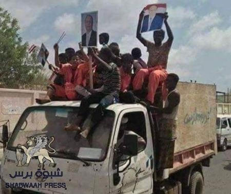 هادي فاقد للشرعية ورجل يغرق في الفشل ومختطف من الاصلاح والاقرباء .