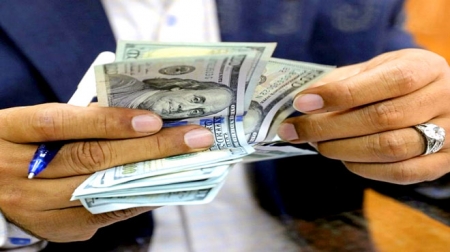 الدولار = 740 ريالا.. إفراغ ممنهج للسيولة والعملة الصعبة من عدن