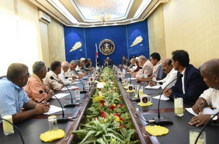 الزبيدي يضع أعضاء المجلس أمام الموقف الإقليمي والدولي من الأوضاع الراهنة