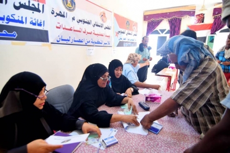 لجان الاغاثة التابعة للانتقالي تستكمل توزيع المساعدات على المتضررين في محافظة المهرة