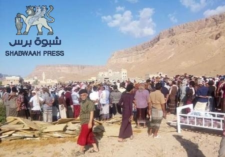 جموع غفيره تشيع جثمان شاعر الثورة الجنوبية طالب باتيس أبوراضي