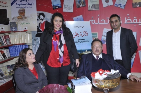 الرئيس علي ناصر محمد يوقع كتابه ‘‘عدن.. من الاحتلال إلى الاستقلال‘‘