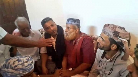 خلال زيارة الى منزله ....العميد منير اليافعي يقدم أعتذار أخوي للمواطن رفيق
