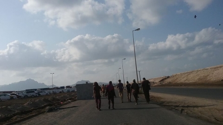 حكومة الشرعية تجبر عمال ميناء عدن السير مشيا على الأقدام لمسافات طويلة إلى عملهم