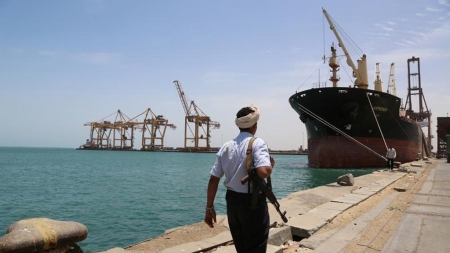 قيادي حوثي : تسليم ميناء الحديدة ليس مطروحاً أبداً