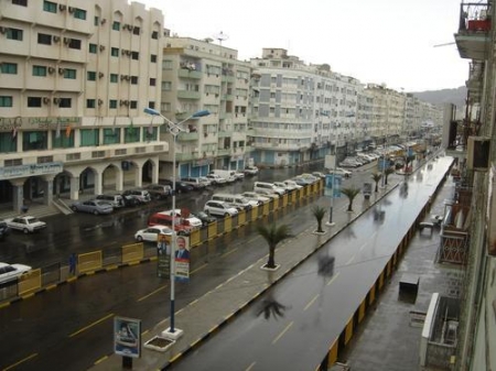 بدءا بكبار المستهلكين والمرافق الحكومية.. قوات أمنية لحماية فرق قطع الكهرباء في عدن