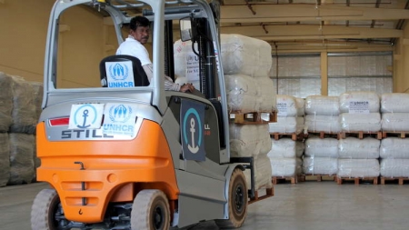 أسوشيتد برس : طرفا النزاع اليمني ينهبان معظم المساعدات الدولية
