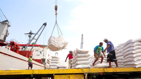 كلهم لصوص .. &lsquo;&lsquo;وكالة أمريكية&lsquo;&lsquo; الشرعية والحوثيون ينهبان المساعدات الإغاثية