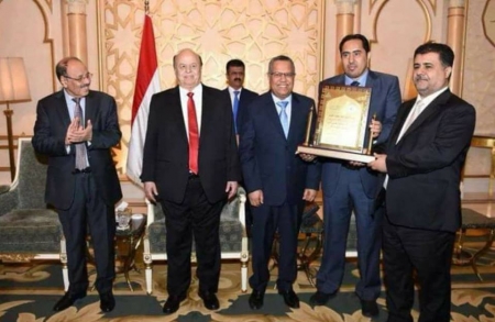 سفير يمني سابق: الشرعية صارت تعبيراً فاضحاً عن العجز والفساد وافتقدت الخجل والحياء