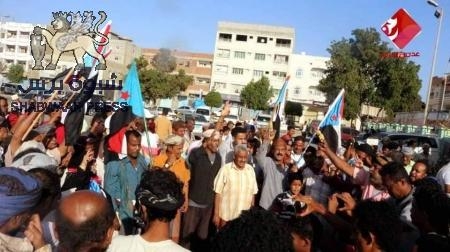 المئات من عمال المصافي يحتشدون في البريقه مطالبين بوقف عمليات الفساد في مصفاة عدن