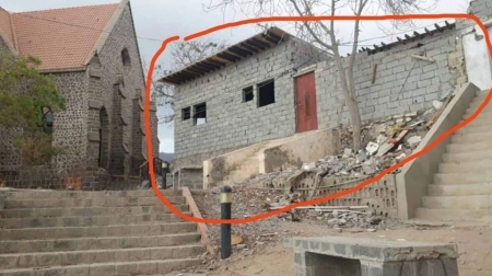 عدن تستباح : بناء عشوائي في حرم مبنى ‘‘المجلس التشريعي‘‘ التاريخي بفعل سلطوي